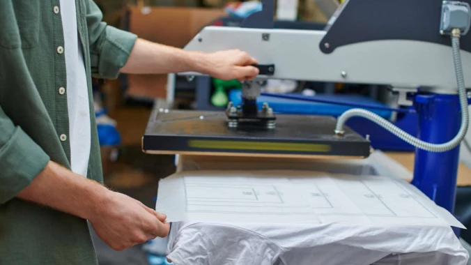 Cum se repară o imprimare pe un tricou?