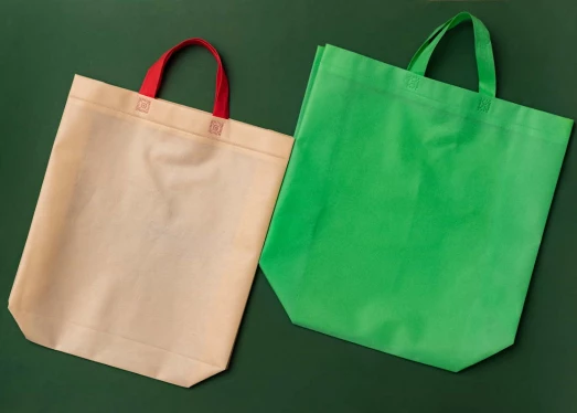 Pungi promoționale cu logo ca investiție în promovarea mărcii pe termen lung