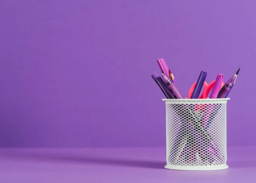 Comparație între stilourile gravate și cele imprimate - ce să alegeți pentru afacerea dvs.?